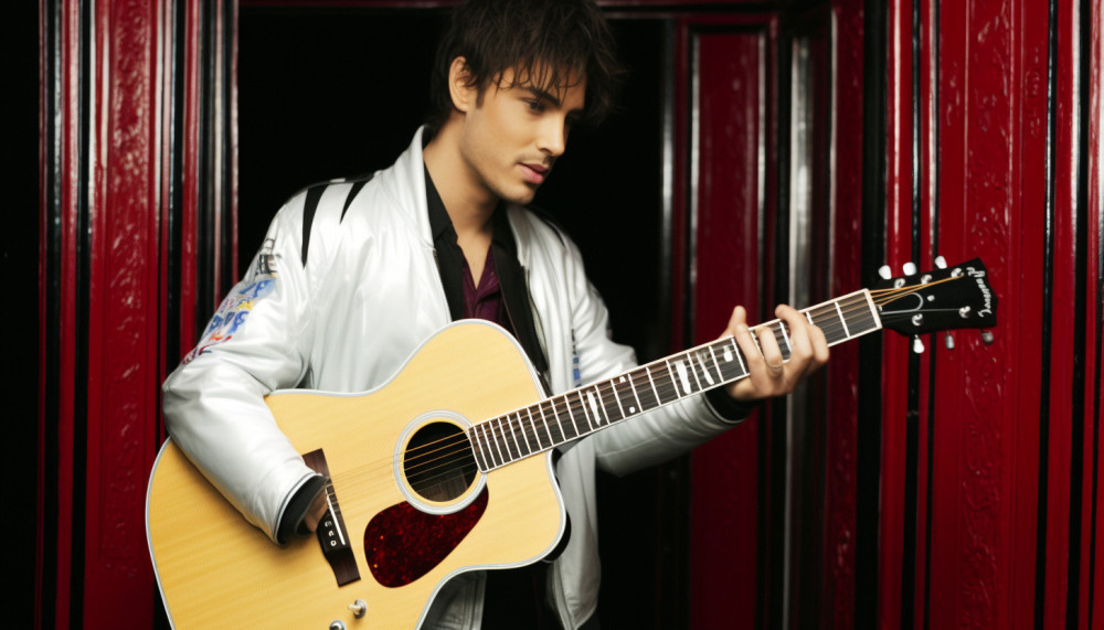 Justin Bieber rencontre les deux gagnantes d'NRJ dans la capitale de France..